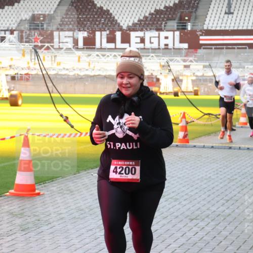 07.12.2025 - St. Pauli X-Mass-Run No. 15 Luisa Fischer http://msf.ph/oto/9379965 07.12.2025 10:37:06 Ziel 15, 4200, 3056, 3263, 37, 511, 521, 665, 717, 833, 2615, 2948, 3056, 3089, 3263, 3382, 4200, 4591, 4597, 4599, 4690, 4691, 4693 meine-sportfotos.de