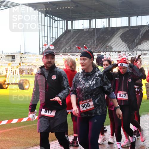 07.12.2025 - St. Pauli X-Mass-Run No. 15 Luisa Fischer http://msf.ph/oto/9379972 07.12.2025 11:12:03 Ziel 817, 15, 909, 832, 15, 815, 171, 182, 190, 408, 411, 437, 679, 689, 690, 694, 777, 787, 788, 812, 815, 817, 832, 841, 909, 1145, 1146, 1147, 1186, 1309, 1321, 1557, 1565, 1568, 1589, 1619, 1707, 1711, 1714, 1767, 1770, 2258, 2742, 4801, 4805, 4806, 4810, 4813, 5005, 5006 meine-sportfotos.de