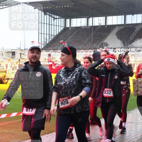 07.12.2025 - St. Pauli X-Mass-Run No. 15 Luisa Fischer http://msf.ph/oto/9379974 07.12.2025 11:12:03 Ziel 817, 5, 909, 832, 815, 171, 182, 190, 408, 411, 437, 679, 689, 690, 694, 777, 787, 788, 812, 815, 817, 832, 841, 909, 1145, 1146, 1147, 1186, 1309, 1321, 1557, 1565, 1568, 1589, 1619, 1707, 1711, 1714, 1767, 1770, 2258, 2742, 4801, 4805, 4806, 4810, 4813, 5005, 5006 meine-sportfotos.de