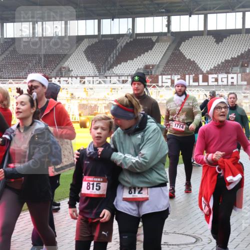 07.12.2025 - St. Pauli X-Mass-Run No. 15 Luisa Fischer http://msf.ph/oto/9380002 07.12.2025 11:12:05 Ziel 32, 5, 815, 812, 1714, 1309, 171, 182, 190, 408, 411, 437, 679, 689, 690, 694, 777, 787, 788, 812, 815, 817, 832, 841, 909, 1145, 1146, 1147, 1186, 1309, 1321, 1557, 1565, 1568, 1589, 1619, 1707, 1711, 1714, 1767, 1770, 2742, 4801, 4805, 4806, 4810, 4813, 5005, 5006 meine-sportfotos.de