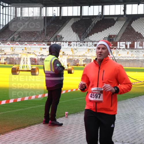07.12.2025 - St. Pauli X-Mass-Run No. 15 Luisa Fischer http://msf.ph/oto/9380006 07.12.2025 10:37:14 Ziel 4597, 15, 4597, 37, 503, 511, 521, 665, 717, 833, 2349, 2351, 2615, 2948, 3056, 3089, 3090, 3263, 3382, 4200, 4591, 4597, 4599, 4690, 4691, 4693 meine-sportfotos.de