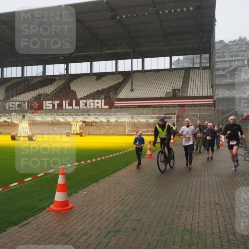 07.12.2025 - St. Pauli X-Mass-Run No. 15 Fabian Wolf http://msf.ph/oto/9380010 07.12.2025 10:08:37 Ziel 2247, 2248, 2650, 3212, 3495, 3671, 3759, 4205, 4232, 4234, 4451 meine-sportfotos.de