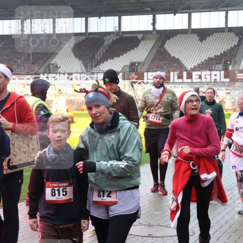 07.12.2025 - St. Pauli X-Mass-Run No. 15 Luisa Fischer http://msf.ph/oto/9380012 07.12.2025 11:12:05 Ziel 55, 5006, 15, 815, 872, 1714, 1309, 171, 182, 190, 408, 411, 437, 679, 689, 690, 694, 777, 787, 788, 812, 815, 817, 832, 841, 909, 1145, 1146, 1147, 1186, 1309, 1321, 1557, 1565, 1568, 1589, 1619, 1707, 1711, 1714, 1767, 1770, 2742, 4801, 4805, 4806, 4810, 4813, 5005, 5006 meine-sportfotos.de