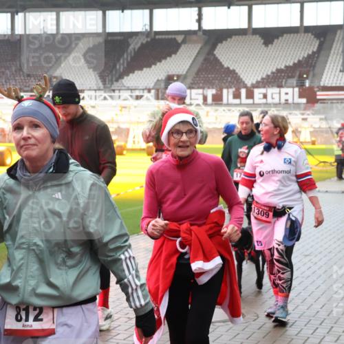 07.12.2025 - St. Pauli X-Mass-Run No. 15 Luisa Fischer http://msf.ph/oto/9380019 07.12.2025 11:12:06 Ziel 15, 315, 812, 1, 1309, 22, 171, 182, 190, 408, 411, 437, 679, 689, 690, 694, 777, 787, 788, 812, 815, 817, 832, 841, 909, 1145, 1146, 1147, 1186, 1309, 1321, 1557, 1565, 1568, 1589, 1619, 1707, 1711, 1714, 1767, 1770, 2742, 4801, 4805, 4806, 4810, 4813, 5005, 5006 meine-sportfotos.de