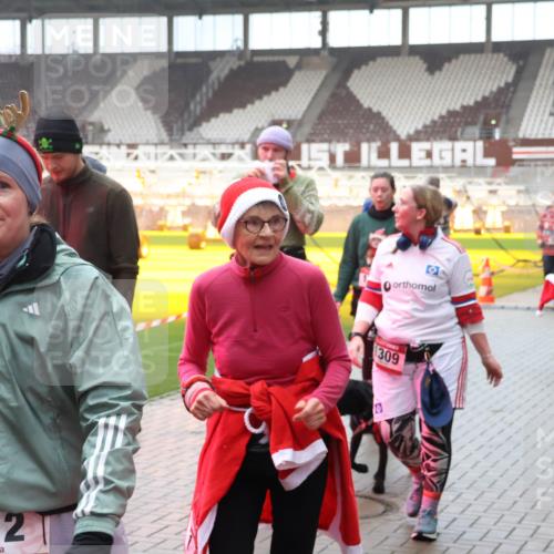 07.12.2025 - St. Pauli X-Mass-Run No. 15 Luisa Fischer http://msf.ph/oto/9380021 07.12.2025 11:12:07 Ziel 812, 1, 309, 1776, 225, 171, 182, 190, 408, 411, 437, 679, 689, 690, 694, 777, 787, 788, 812, 815, 817, 832, 841, 909, 1145, 1146, 1147, 1186, 1309, 1321, 1557, 1565, 1568, 1589, 1619, 1707, 1711, 1714, 1767, 1770, 4801, 4805, 4806, 4810, 4813, 5005, 5006 meine-sportfotos.de