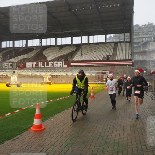 07.12.2025 - St. Pauli X-Mass-Run No. 15 Fabian Wolf http://msf.ph/oto/9380033 07.12.2025 10:08:37 Ziel 2247, 2248, 2650, 3212, 3495, 3671, 3759, 4205, 4232, 4234, 4451 meine-sportfotos.de