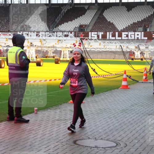 07.12.2025 - St. Pauli X-Mass-Run No. 15 Luisa Fischer http://msf.ph/oto/9380043 07.12.2025 10:37:29 Ziel 4690, 37, 503, 511, 521, 665, 717, 833, 2349, 2351, 2615, 3056, 3090, 3263, 3382, 4597, 4690, 4691, 4693, 4761 meine-sportfotos.de
