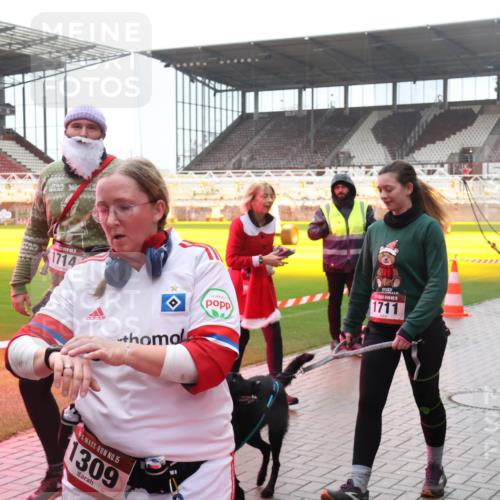 07.12.2025 - St. Pauli X-Mass-Run No. 15 Luisa Fischer http://msf.ph/oto/9380046 07.12.2025 11:12:10 Ziel 1, 1714, 1711, 15, 1309, 650, 171, 182, 190, 408, 411, 437, 679, 689, 690, 694, 695, 788, 812, 815, 819, 841, 1145, 1146, 1147, 1186, 1309, 1321, 1589, 1711, 1714, 1767, 1770, 4801, 4805, 4806, 4810, 4813, 5005, 5006 meine-sportfotos.de