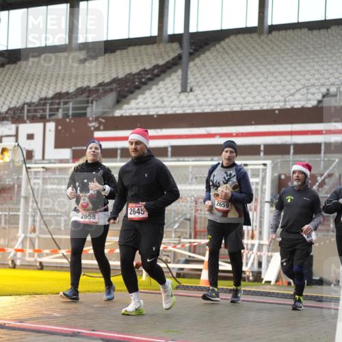 07.12.2025 - St. Pauli X-Mass-Run No. 15 Patografie http://msf.ph/oto/9380050 07.12.2025 10:15:35 Ziel 2641, 2645, 2652, 2658, 2659, 2745, 3053, 4455 meine-sportfotos.de