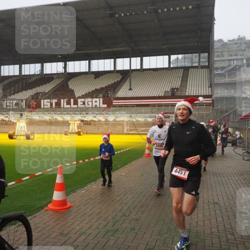 07.12.2025 - St. Pauli X-Mass-Run No. 15 Fabian Wolf http://msf.ph/oto/9380061 07.12.2025 10:08:38 Ziel 707, 2247, 2248, 2650, 3212, 3495, 3671, 3759, 4205, 4232, 4234, 4451 meine-sportfotos.de