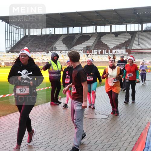 07.12.2025 - St. Pauli X-Mass-Run No. 15 Luisa Fischer http://msf.ph/oto/9380064 07.12.2025 11:12:19 Ziel 15, 437, 698, 697, 675, 1767, 1186, 388, 408, 416, 437, 679, 689, 690, 694, 695, 819, 1186, 1246, 1278, 1309, 1321, 1589, 1711, 1714, 1767, 1770 meine-sportfotos.de