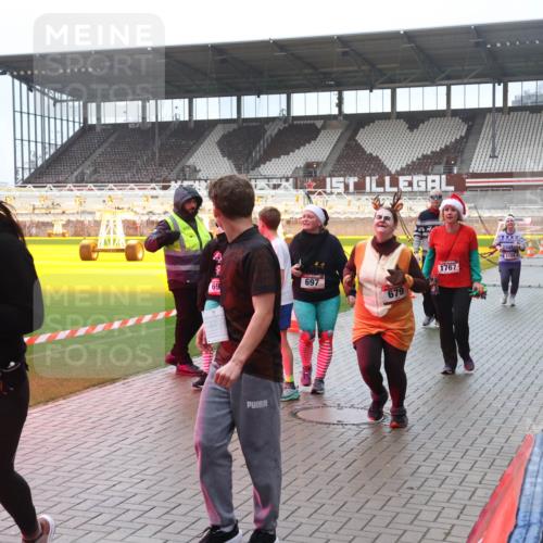 07.12.2025 - St. Pauli X-Mass-Run No. 15 Luisa Fischer http://msf.ph/oto/9380066 07.12.2025 11:12:20 Ziel 437, 69, 697, 679, 1767, 76, 79, 388, 408, 416, 437, 679, 689, 690, 694, 695, 819, 1186, 1246, 1278, 1309, 1321, 1589, 1711, 1714, 1767 meine-sportfotos.de