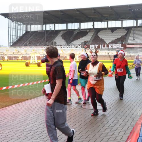 07.12.2025 - St. Pauli X-Mass-Run No. 15 Luisa Fischer http://msf.ph/oto/9380069 07.12.2025 11:12:20 Ziel 69, 679, 1767, 1186, 76, 79, 388, 408, 416, 437, 679, 689, 690, 694, 695, 819, 1186, 1246, 1278, 1309, 1321, 1589, 1711, 1714, 1767 meine-sportfotos.de