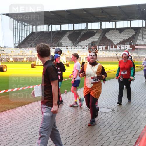 07.12.2025 - St. Pauli X-Mass-Run No. 15 Luisa Fischer http://msf.ph/oto/9380071 07.12.2025 11:12:20 Ziel 679, 1767, 11860, 76, 79, 388, 408, 416, 437, 679, 689, 690, 694, 695, 819, 1186, 1246, 1278, 1309, 1321, 1589, 1711, 1714, 1767 meine-sportfotos.de