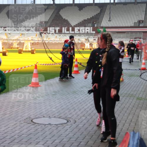 07.12.2025 - St. Pauli X-Mass-Run No. 15 Luisa Fischer http://msf.ph/oto/9380085 07.12.2025 10:08:19 Ziel 423, 716, 767, 1447, 1449, 1543, 1905, 2691, 2692, 3003, 3627, 3628, 4231, 4623, 4624, 4626, 4734, 4737, 4740 meine-sportfotos.de