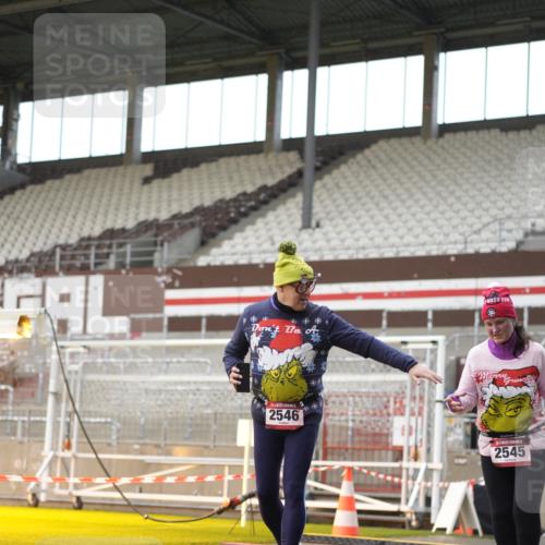 07.12.2025 - St. Pauli X-Mass-Run No. 15 Patografie http://msf.ph/oto/9380089 07.12.2025 10:15:52 Ziel 2545, 2546 meine-sportfotos.de