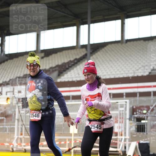 07.12.2025 - St. Pauli X-Mass-Run No. 15 Patografie http://msf.ph/oto/9380112 07.12.2025 10:15:53 Ziel 2545, 2546 meine-sportfotos.de