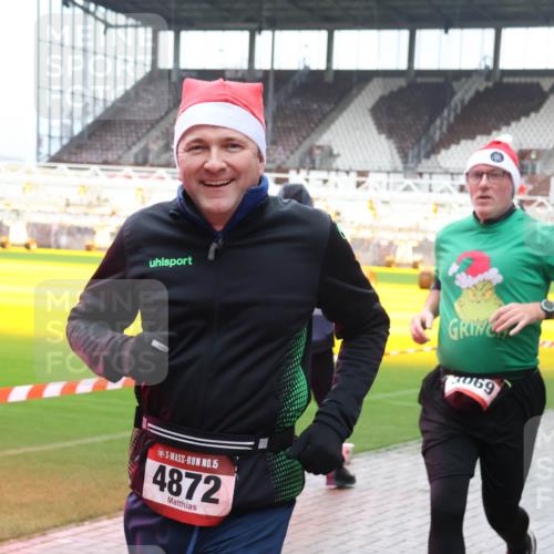 07.12.2025 - St. Pauli X-Mass-Run No. 15 Luisa Fischer http://msf.ph/oto/9380153 07.12.2025 10:38:12 Ziel 15, 4872, 3069, 70, 2899, 3069, 3214, 4872 meine-sportfotos.de