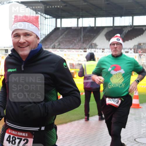 07.12.2025 - St. Pauli X-Mass-Run No. 15 Luisa Fischer http://msf.ph/oto/9380155 07.12.2025 10:38:12 Ziel 15, 4872, 3069, 70, 2899, 3069, 3214, 4872 meine-sportfotos.de