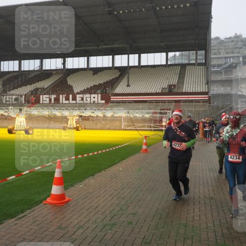 07.12.2025 - St. Pauli X-Mass-Run No. 15 Fabian Wolf http://msf.ph/oto/9380157 07.12.2025 10:08:42 Ziel 390, 707, 789, 947, 1002, 1031, 2247, 2248, 2521, 3212, 3332, 3335, 3495, 3671, 3759, 4205, 4232, 4234, 4451 meine-sportfotos.de