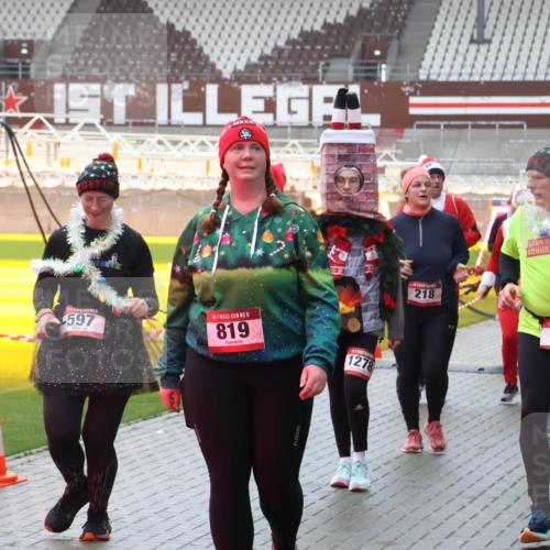 07.12.2025 - St. Pauli X-Mass-Run No. 15 Luisa Fischer http://msf.ph/oto/9380158 07.12.2025 11:12:50 Ziel 597, 15, 819, 1278, 218, 888, 605, 46, 76, 79, 218, 388, 408, 416, 437, 489, 597, 605, 663, 671, 682, 695, 718, 819, 836, 839, 888, 1142, 1246, 1261, 1278, 1420, 1422, 1423, 1609, 1610, 2858 meine-sportfotos.de