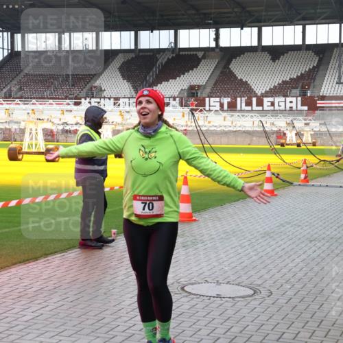 07.12.2025 - St. Pauli X-Mass-Run No. 15 Luisa Fischer http://msf.ph/oto/9380170 07.12.2025 10:38:26 Ziel 15, 70, 289, 70, 1794, 2899, 3069, 4872 meine-sportfotos.de
