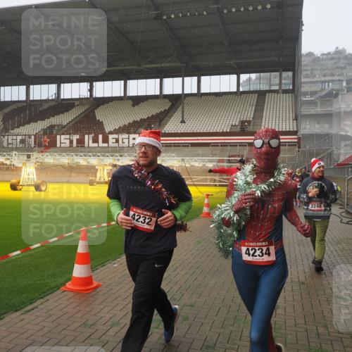 07.12.2025 - St. Pauli X-Mass-Run No. 15 Fabian Wolf http://msf.ph/oto/9380196 07.12.2025 10:08:43 Ziel 390, 707, 789, 947, 1002, 1031, 2247, 2248, 2521, 3212, 3332, 3335, 3495, 3671, 3759, 4205, 4232, 4234, 4451 meine-sportfotos.de