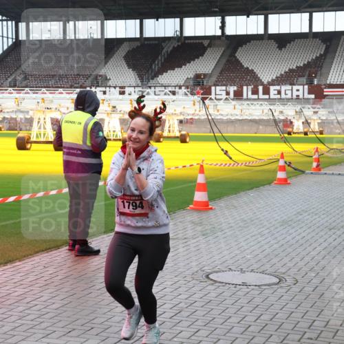 07.12.2025 - St. Pauli X-Mass-Run No. 15 Luisa Fischer http://msf.ph/oto/9380198 07.12.2025 10:38:35 Ziel 15, 1794, 70, 1794, 2899, 3069, 4872 meine-sportfotos.de