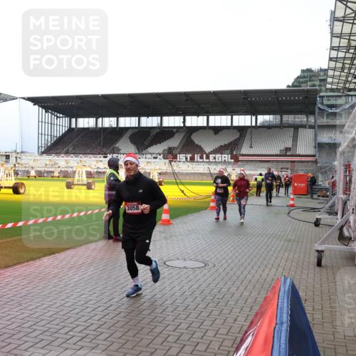07.12.2025 - St. Pauli X-Mass-Run No. 15 Luisa Fischer http://msf.ph/oto/9380206 07.12.2025 10:39:06 Ziel 3058, 2078, 292, 1250, 1255, 1794, 2078, 2085, 2943, 3058, 3061 meine-sportfotos.de