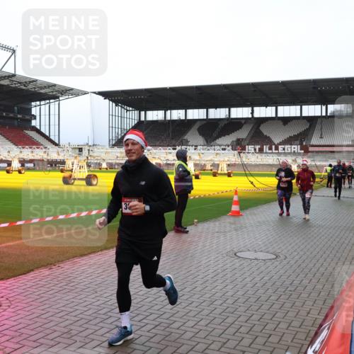 07.12.2025 - St. Pauli X-Mass-Run No. 15 Luisa Fischer http://msf.ph/oto/9380212 07.12.2025 10:39:07 Ziel 3, 2078, 1250, 1255, 1794, 2078, 2085, 2827, 2943, 3058, 3061 meine-sportfotos.de