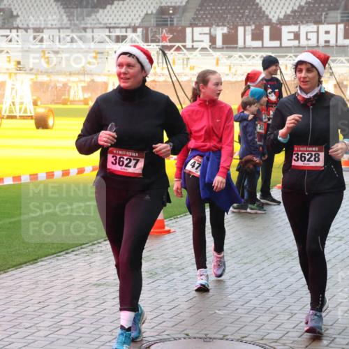 07.12.2025 - St. Pauli X-Mass-Run No. 15 Luisa Fischer http://msf.ph/oto/9380213 07.12.2025 10:08:33 Ziel 15, 3627, 47, 35, 15, 3628, 2692, 1905, 2650, 2691, 2692, 2746, 3627, 3628, 4231, 4623, 4624, 4626, 4734, 4737, 4740 meine-sportfotos.de