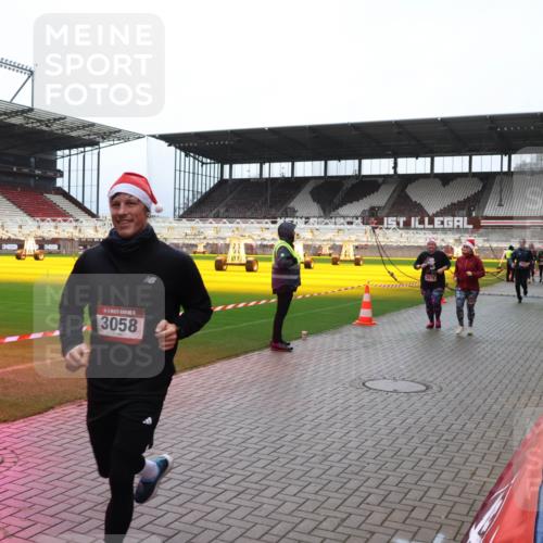 07.12.2025 - St. Pauli X-Mass-Run No. 15 Luisa Fischer http://msf.ph/oto/9380214 07.12.2025 10:39:07 Ziel 3058, 2078, 1250, 1255, 1794, 2078, 2085, 2827, 2943, 3058, 3061 meine-sportfotos.de