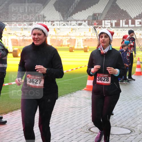 07.12.2025 - St. Pauli X-Mass-Run No. 15 Luisa Fischer http://msf.ph/oto/9380221 07.12.2025 10:08:34 Ziel 5, 3627, 15, 3628, 2692, 36, 35, 1905, 2650, 2691, 2692, 2746, 3627, 3628, 4231, 4623, 4624, 4626, 4734, 4737, 4740 meine-sportfotos.de