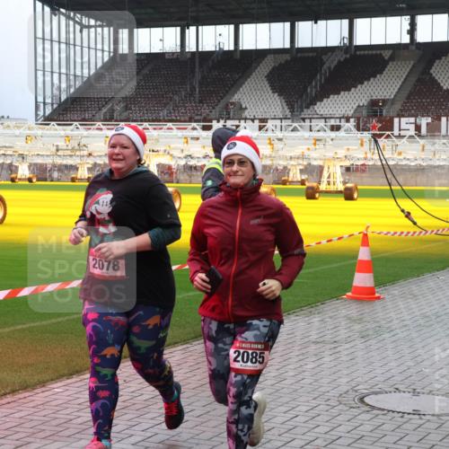 07.12.2025 - St. Pauli X-Mass-Run No. 15 Luisa Fischer http://msf.ph/oto/9380225 07.12.2025 10:39:11 Ziel 2078, 2085, 1250, 1255, 2078, 2085, 2827, 2828, 2943, 3058, 3061 meine-sportfotos.de