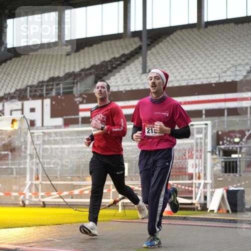 07.12.2025 - St. Pauli X-Mass-Run No. 15 Patografie http://msf.ph/oto/9380226 07.12.2025 10:16:30 Ziel 2185, 2266, 4362, 4363, 4510 meine-sportfotos.de