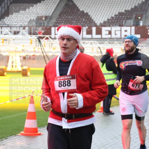 07.12.2025 - St. Pauli X-Mass-Run No. 15 Luisa Fischer http://msf.ph/oto/9380229 07.12.2025 11:12:56 Ziel 15, 888, 671, 46, 76, 79, 218, 388, 416, 489, 494, 597, 605, 663, 671, 682, 695, 718, 819, 836, 839, 888, 1142, 1246, 1261, 1278, 1420, 1422, 1423, 1609, 1610, 2858, 3167, 4794, 4802, 4804 meine-sportfotos.de