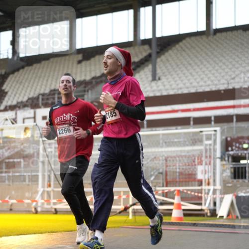 07.12.2025 - St. Pauli X-Mass-Run No. 15 Patografie http://msf.ph/oto/9380239 07.12.2025 10:16:31 Ziel 2185, 2266, 4362, 4363, 4510 meine-sportfotos.de