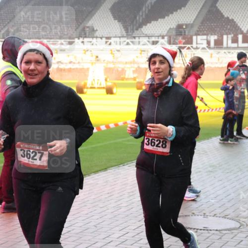 07.12.2025 - St. Pauli X-Mass-Run No. 15 Luisa Fischer http://msf.ph/oto/9380241 07.12.2025 10:08:34 Ziel 15, 3627, 3628, 1905, 2650, 2691, 2692, 2746, 3627, 3628, 4231, 4623, 4624, 4626, 4734, 4737, 4740 meine-sportfotos.de