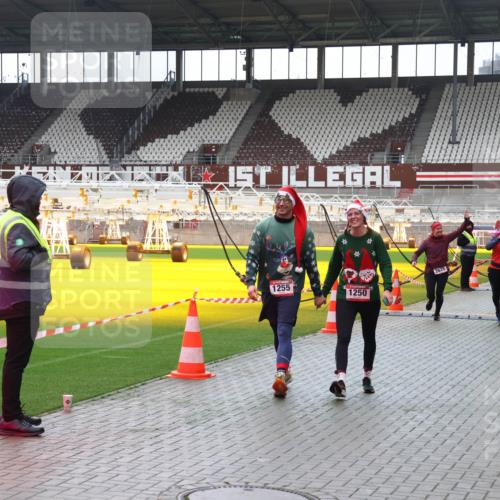 07.12.2025 - St. Pauli X-Mass-Run No. 15 Luisa Fischer http://msf.ph/oto/9380252 07.12.2025 10:39:20 Ziel 50220, 1255, 2828, 1250, 1250, 1255, 1417, 2078, 2085, 2827, 2828, 2943, 3058, 3061 meine-sportfotos.de