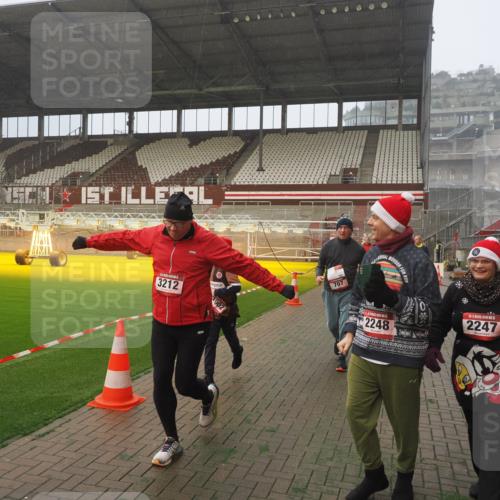 07.12.2025 - St. Pauli X-Mass-Run No. 15 Fabian Wolf http://msf.ph/oto/9380268 07.12.2025 10:08:46 Ziel 390, 707, 789, 947, 1002, 1031, 1176, 2247, 2248, 2521, 3212, 3332, 3335, 3495, 3671, 3759, 3904, 3907, 4205, 4232, 4234, 4451 meine-sportfotos.de