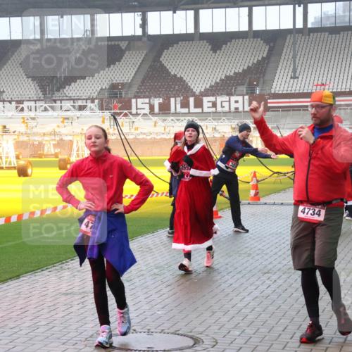 07.12.2025 - St. Pauli X-Mass-Run No. 15 Luisa Fischer http://msf.ph/oto/9380278 07.12.2025 10:08:37 Ziel 2697, 4734, 1905, 2650, 2691, 2692, 2746, 3627, 3628, 4231, 4623, 4624, 4626, 4734, 4737, 4740 meine-sportfotos.de