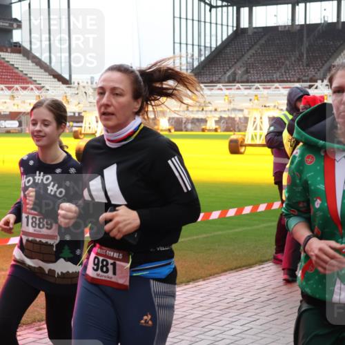07.12.2025 - St. Pauli X-Mass-Run No. 15 Luisa Fischer http://msf.ph/oto/9380282 07.12.2025 10:39:50 Ziel 1889, 5, 981, 981, 1417, 1796, 1889, 2354, 2420, 2588, 2827, 2828, 3118, 3240, 3242, 4207, 4211 meine-sportfotos.de