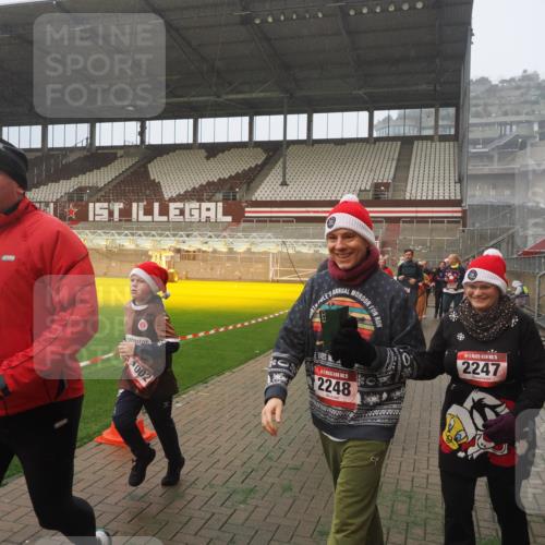07.12.2025 - St. Pauli X-Mass-Run No. 15 Fabian Wolf http://msf.ph/oto/9380289 07.12.2025 10:08:46 Ziel 390, 707, 789, 947, 1002, 1031, 1176, 2247, 2248, 2521, 3212, 3332, 3335, 3495, 3671, 3759, 3904, 3907, 4205, 4232, 4234, 4451 meine-sportfotos.de