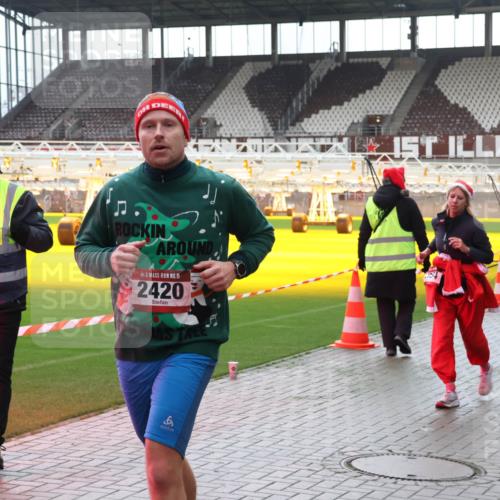 07.12.2025 - St. Pauli X-Mass-Run No. 15 Luisa Fischer http://msf.ph/oto/9380302 07.12.2025 10:39:57 Ziel 6709, 15, 2420, 1, 4211, 981, 1417, 1796, 1889, 2354, 2420, 2588, 3118, 3240, 3242, 4207, 4211 meine-sportfotos.de