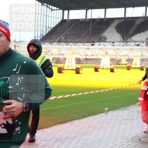 07.12.2025 - St. Pauli X-Mass-Run No. 15 Luisa Fischer http://msf.ph/oto/9380308 07.12.2025 10:39:58 Ziel 2420, 981, 1417, 1796, 1889, 2354, 2420, 2588, 3118, 3240, 3242, 4207, 4211 meine-sportfotos.de