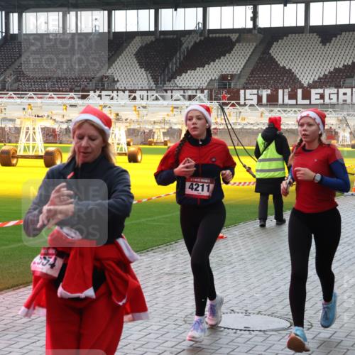 07.12.2025 - St. Pauli X-Mass-Run No. 15 Luisa Fischer http://msf.ph/oto/9380321 07.12.2025 10:39:59 Ziel 6709, 2054, 1, 5, 4211, 981, 1417, 1796, 1889, 2354, 2420, 2588, 3118, 3240, 3242, 4207, 4211 meine-sportfotos.de