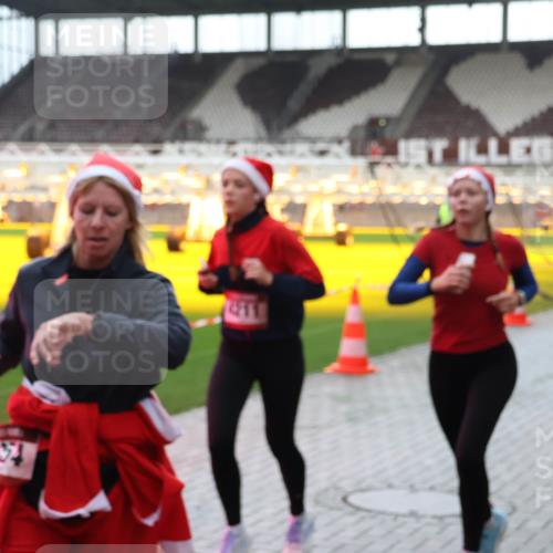 07.12.2025 - St. Pauli X-Mass-Run No. 15 Luisa Fischer http://msf.ph/oto/9380323 07.12.2025 10:40:00 Ziel 4211, 87, 108, 981, 1417, 1796, 1889, 2354, 2420, 2588, 3118, 3240, 3242, 4207, 4211 meine-sportfotos.de