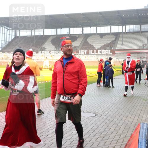 07.12.2025 - St. Pauli X-Mass-Run No. 15 Luisa Fischer http://msf.ph/oto/9380327 07.12.2025 10:08:41 Ziel 4734, 2691, 2247, 2248, 2650, 2691, 2692, 2746, 3627, 3628, 4231, 4623, 4624, 4626, 4734, 4737, 4740 meine-sportfotos.de