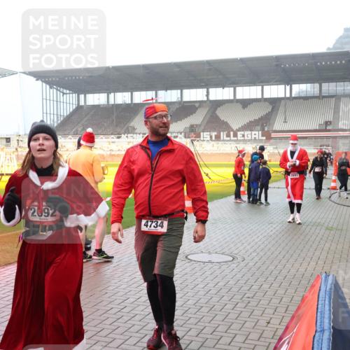 07.12.2025 - St. Pauli X-Mass-Run No. 15 Luisa Fischer http://msf.ph/oto/9380330 07.12.2025 10:08:41 Ziel 2092, 4734, 2691, 2247, 2248, 2650, 2691, 2692, 2746, 3627, 3628, 4231, 4623, 4624, 4626, 4734, 4737, 4740 meine-sportfotos.de