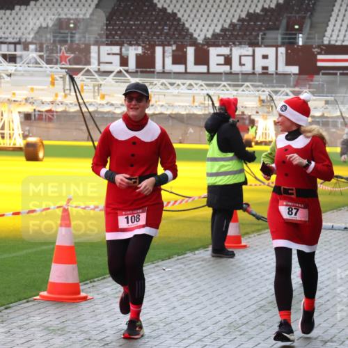 07.12.2025 - St. Pauli X-Mass-Run No. 15 Luisa Fischer http://msf.ph/oto/9380339 07.12.2025 10:40:17 Ziel 108, 87, 2754, 1749, 87, 108, 538, 580, 827, 981, 1604, 1748, 1749, 1796, 1889, 2354, 2420, 2588, 2754, 3118, 3240, 3242, 3796, 3797, 4207, 4211 meine-sportfotos.de